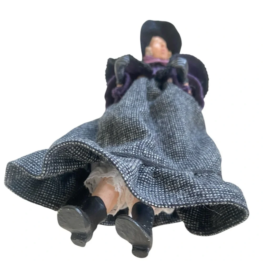Vtg 1990 hallmark collections limited edition Victorian Carolers Viola in box